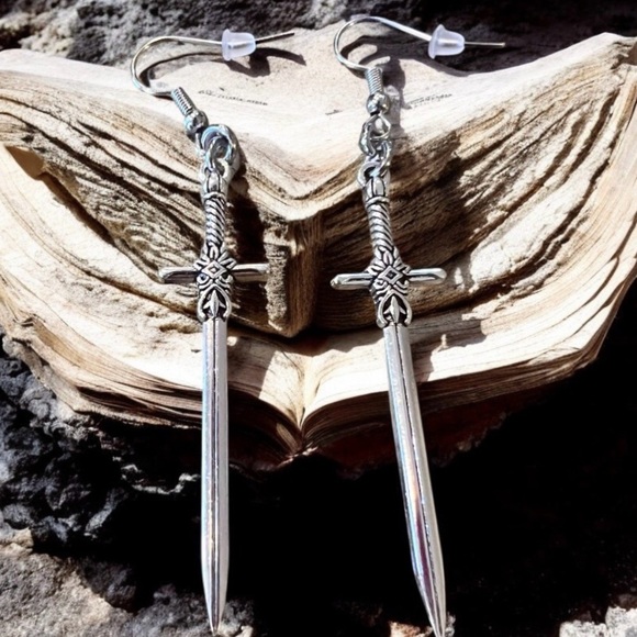 Dungeons and Dragons Silver toned Sword Earrings Rold Playing Goth Unisex - Picture 5 of 17